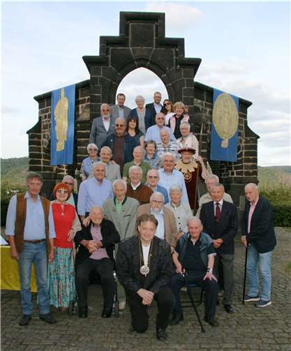 Der neue Vorstand der Bruderschaft mit Kuratoren, Altkanzlern und weiteren Mitschwestern und Mitbrüdern.Foto: Astrid Sibbe (Lahnstein)