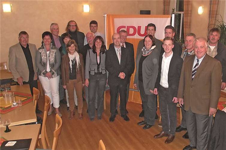 Der neue Vorstand der CDU-Brohltal mit Mechthild Heil (9.v.l.) neben dem Vorsitzenden Tino Hackenbruch und Landtagsabgeordneten Guido Ernst (rechts).privat