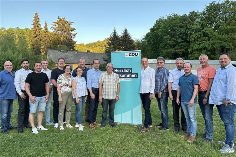 Der neue Vorstand der CDU-Lahnstein rund um den Vorsitzenden Klemens Breitenbach (Mitte), mit MdL Matthias Lammert (vierter von rechts). Foto: CDU Lahnstein