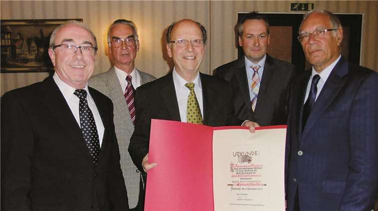 Der neue Vorstand der Casino Gesellschaft Andernach (v.l.): Josef Nonn, Horst Schönmehl, Ehrenvorsitzender Dieter Seidenberg mit Ernennungsurkunde, Michael Breil und Günter Bross (es fehlt Marc Dach).  Privat