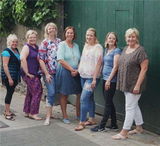 Der neue Vorstand der „Ewig Jungen“ (v. l.): Silvia Kaul (stellvertretemde Kassierin), Michaela Frickel (Kassiererin), Valeska Ludwig-Leinen (Vizemöhn), Ingeborg Ludwig-Kraemer (Obermöhn), Eva Zinken (Leiterin der Fidelitas), Stefanie Derks (stellvertretende Geschäftsführerin) und Birgit Freitag (Geschäftsführerin).  privat