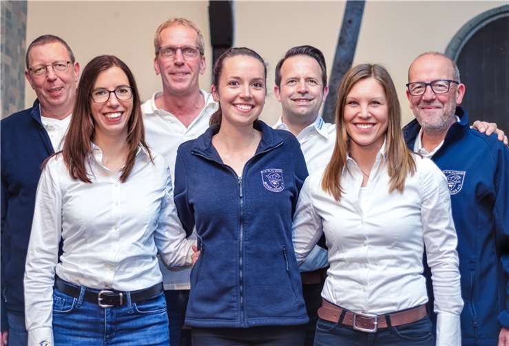 Der neue Vorstand der KG Blau-Weiß Moselweiß: v.li. Guido Schwarz, Nadine Schiffmann-Nink, Michael Stein, Janina Thull, Steffen Heidorn, Kim Mühlen, Gerwin Thull. Auf dem Foto fehlend: Nathalie Rau. Fotos: privat