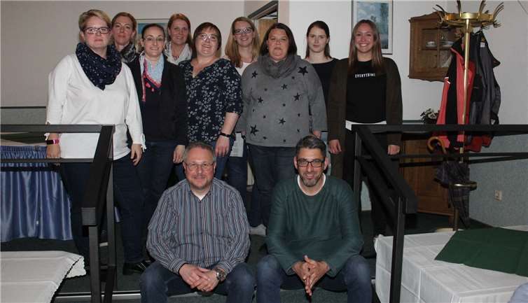 Der Vorstand wurde neu gewählt Der neue Vorstand der KG „Jeckige Globistere“ Waldorf: (stehend v.li.) Sandy Weber, Patricia Grebe, Tanja Taplick, Therese Flöck, Judith Cremer, Rebecca Hameyer, Alexandra Nachtsheim, Sandra Bous, Lara Gehrke, sowie (sitzend v.li.) Arnold Mehren und Gerald Harzheim. Foto: -WER-