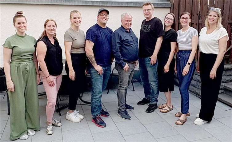 Der neue Vorstand der KG: v.l.: Nina Brandau (Orga-Managerin Veranstaltungen), Christine Klapperich (Geschäftsführerin), Susanne Galle (Schriftführerin), Michael Martern (stellv. Vorsitzender), Markus Feix (Vorsitzender), Peter Vorbau (Schatzmeister), Sofia Krämer (stellv. Schatzmeisterin), Laura Herter (Orga-Managerin Veranstaltungen) und Anna Schwarz (Öffentlichkeitsarbeit).  Foto: KG Bad Breisig