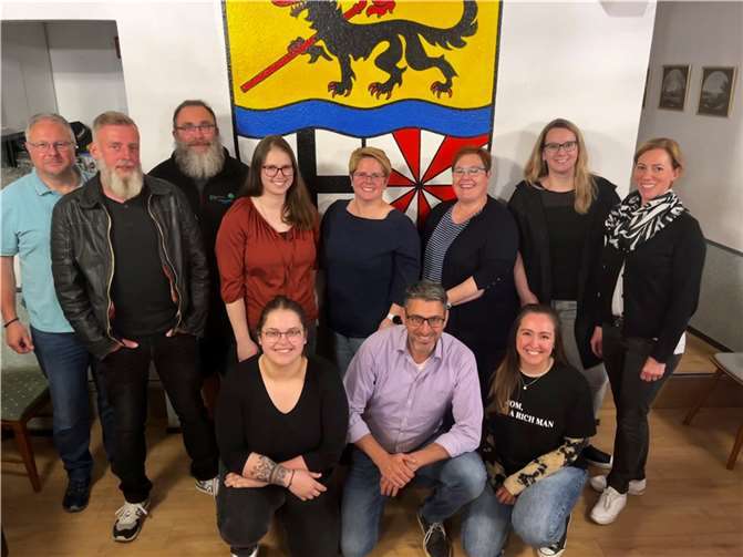 Der neue Vorstand der KG: von links stehend: Arnold Mehren, Andreas Zeitler, Marco Kallies, Sandra Bous, Sandy Weber, Judith Cremer, Rebecca Hameyer, Patricia Felten, kniend von links: Katharina Stenz, Gerald Harzheim, Lara Gehrke. Foto: privat
