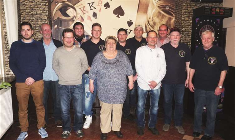 Der neue Vorstand der Kirmesgesellschaft 1927 e.V.: 1. Reihe (v.l.): Kevin Haller (Schriftführer), Torsten Harden (Beisitzer), Elfriede Schneider (Schriftführerin), Christian Krause (1. Vorsitzender), Raimund Frevel (Pressewart), Roman Eultgen (Ehrenvorsitzender); 2. Reihe (v.l.) Gerd Müller (Geschäftsführer), David Willems (Zeugwart), Marcel Elzer (Zeugwart), Andreas Scheuren (Zeugwart), Dirk Mohr (Beisitzer) und Diethard Andres (2. Vorsitzender). FRE