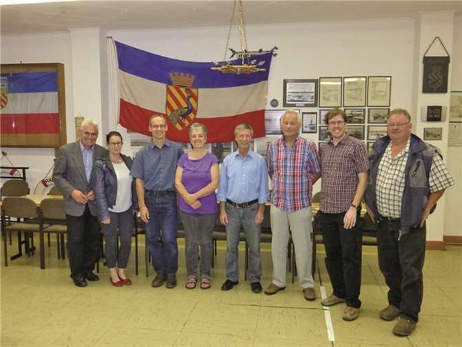 Der neue Vorstand der NABU-Gruppe Neuwied und Umgebung e. V. mit dem NABU-Landesvorsitzenden Schuch (v.li.): Siegfried Schuch, Sabine Vollbrecht, Christian von Landwüst, Heide Bollen, Dr. Johannes Leonhard, Detlef Wischnat, Stefan Kolling und Thomas Kurz. privat