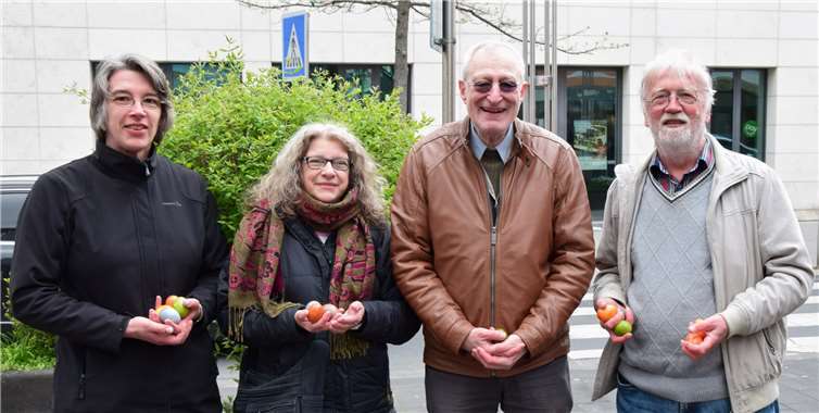 Der neue Vorstand der Rheinbacher Grünen bei der Verteilung von Land-Eiern in der Weiherstraße (v.l.): Deborah Rupprecht, Rita Steglich, Joachim Schollmeyer und Heribert Schiebener. Foto: privat