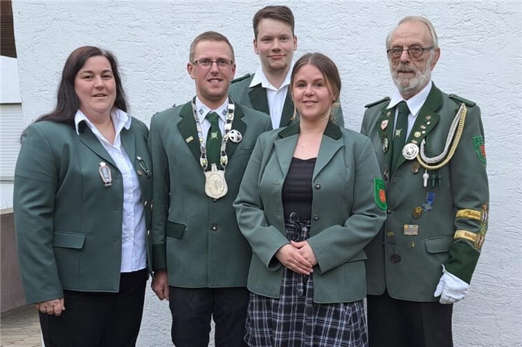 Der neue Vorstand der St. Sebastianus Schützengesellschaft Niederlützingenv.l.n.r.: Christina Linscheid (Kassiererin), Lukas Mosen (1. Vorsitzender), Lukas Kulmus (2. Schriftführer), Denise Eckert (1. Schriftführerin) und Hubert Arzdorf (2. Vorsitzender)