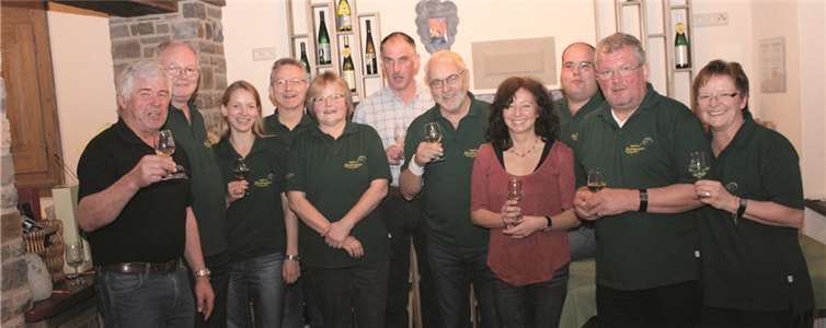 Der neue Vorstand der Weinfreunde „Königinnenwingert“ Oberfell e. V: (V. l) Hubert Wetterauer, Willi Becker, Schirmherrin Sonja Christ, Michael Thelen, Gabi Christ, Bernd Comes, Werner Paddags, Christiane Horbert, Michael Wegrzynowski, Franz-Josef-Christ und Marion Christ.Privat