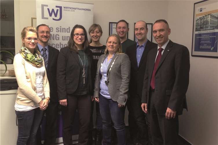 Der neue Vorstand der Wirtschaftsjunioren Rhein-Ahr: (V.l.) Susanne Krupp (stellv. Kreissprecherin), Kai Orth (Kassenwart), Corinna Schumacher (Past President), Valentina Schmitz (stellv. Kreissprecherin), Yvonne Berndt-Breuer (Kreissprecherin), Markus Klein (stellv. Kreissprecher), Tino Hackenbruch (stellv. Kreissprecher), Dr. Bernd Greulich (Geschäftsführer).  WJ Rhein-Ahr