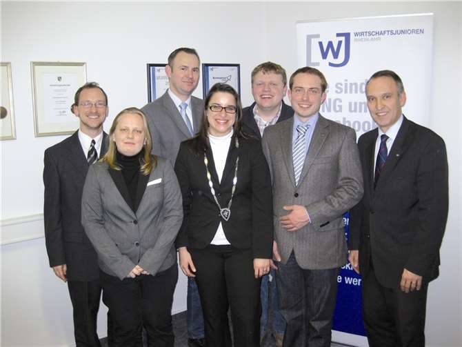 Der neue Vorstand der Wirtschaftsjunioren Rhein-Ahr (v.l..): Kai Orth (Kassenwart), Yvonne Berndt-Breuer (stellv. Kreissprecherin), Oliver Piel (stellv. Kreissprecher), Corinna Schumacher (Kreissprecherin), Timo Boden (stellv. Kreissprecher), Joseph Keitgen (Past Präsident), Dr. Bernd Greulich (Geschäftsführer). WJ Rhein-Ahr