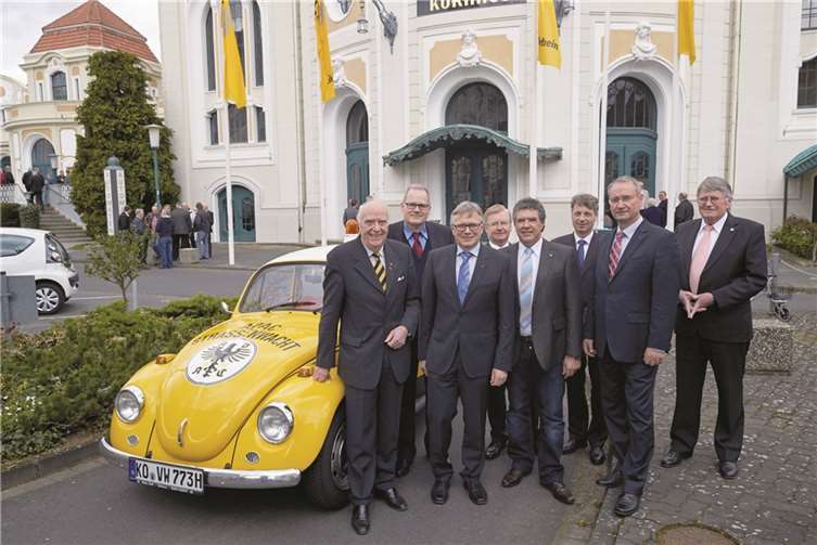 Der neue Vorstand des ADAC Mittelrhein mit dem Ehrenvorsitzenden Dieter Enders (l.) und Rof Werner (Mayen, Syndikus), dem Vorsitzenden Dr. Klaus Manns (Staudt), dem Vorstand Sport, Franz-Rudolf Ubach (Klotten), dem Vorstand Verkehr und Technik, Rudi Speich (Roßbach), Geschäftsführer Curt Beckmann (Neuwied) , dem Vorstand Touristik, Jürgen Joras (Rhens) und dem Vorstand Finanzen, Arno Derichs (Ettringen). RERE