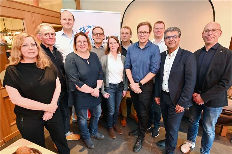 Der neue Vorstand des „Ärztenetz Kreis Ahrweiler“ mit seinem neuen Vorsitzenden Dr. Christian Maschmeyer (4.v.re.). Foto: DU