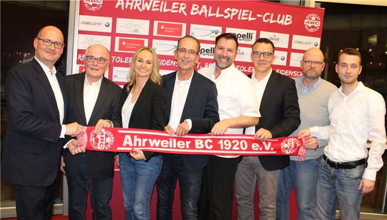Der neue Vorstand des Ahrweiler BC (von links): Frank Schönherr (Zweiter Vorsitzender), Leo Henz (Kassierer), Aniko Schweigert (stellvertretende Vorsitzende), Torsten Schweigert (Vorsitzender), Gerd Treffer (Abteilungsleiter Jugend), Michael Lorca (stellvertretender Vorsitzender), Martin Brand (Erster Beisitzer) und Markus Becker (Abteilungsleiter Verwaltung).Foto: DU