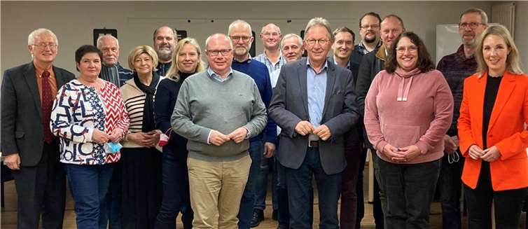 Der neue Vorstand des CDU-Gemeindeverbandes Unkel um den Vorsitzenden Markus Fischer (vorn 4. von rechts) mit Ellen Demuth MdL (vorn rechts) und dem Kreisvorsitzenden Erwin Rüddel MdB (vorn 3. von rechts). (Die Versammlung fand unter 2 G-Bedingungen statt, die Masken wurden nur für die Fotos kurz abgenommen.) Fotos: privat