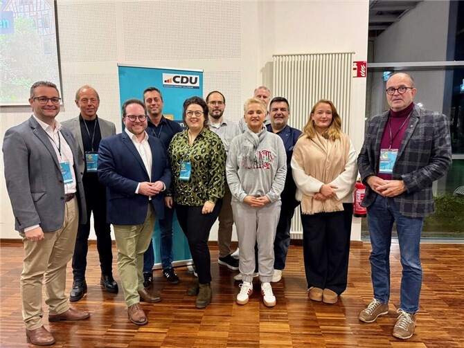 Der neue Vorstand des CDU-Gemeindeverbandes Vallendar mit MdL Peter Moskopp (r.) und MdL Torsten Welling (l.) sowie dem Vorsitzenden Pascal Badziong (3. v. l.) nach der Wahl im Bürgerhaus Urbar. Foto: CDU GV Vallendar/Rolf Rockenbach