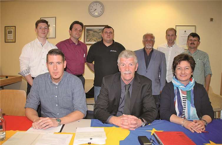 Der neue Vorstand des CDU-Ortsverbandes Niederzissen: (sitzend von links) Florian Bröker, Rolf Hans, Petra Schneider; (stehend von links) Tobias Schneider, Björn Pfeif, Hartmut Keuler, Dieter Lukas, Gerd Loth und Ingo Stürmer.privat