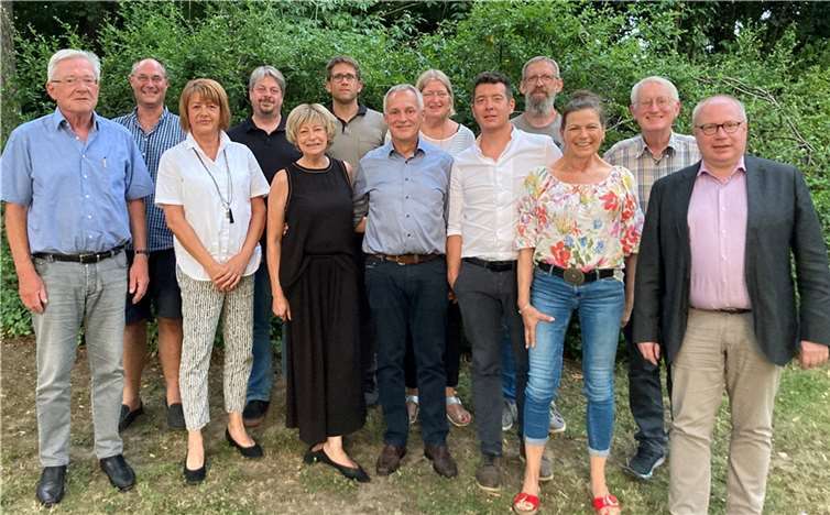 Der neue Vorstand des CDU-Ortsverbandes Rheinbreitbach, vorne von links: Dr. Kurt Bley, Petra Baumann-Kreft, Heike Riznar, Vorsitzender Bernhard Groß, Kai Kamphausen, Beate Waterkamp und der Vorsitzende des Gemeindeverbandes Markus Fischer; hintere Reihe: Peter Lohr, Heiko Kipfelsberger, Dirk Lancé, Ulrike Jossen, Ralf Roeder und Dr. Heinz Schmitz.  Foto: privat