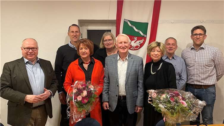 Der neue Vorstand des CDU-Ortsverbandes Rheinbreitbach um den Vorsitzenden Dr. Heinz Schmitz, seine Stellvertreterinnen Petra Baumann-Kreft und Heike Riznar (vorn Mitte) mit dem Vorsitzenden des CDU-Gemeindeverbandes Unkel, Markus Fischer (li.), der die Mitgliederversammlung geleitet hat.  Foto: Herbert Baumann