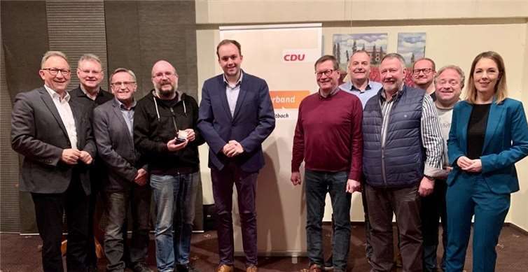 Der neue Vorstand des CDU-Ortsverbandes mit Erwin Rüddel (links) und Ellen Demuth (rechts). Foto: privat