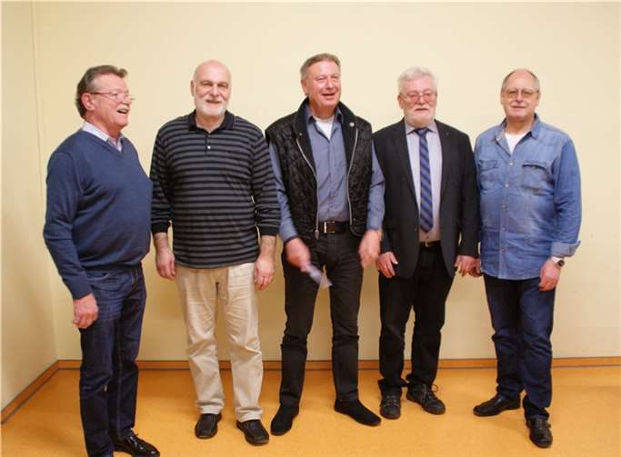 Der neue Vorstand des Chores aus Peter Burchert, Walter Kohns, Rudi Runkel, Hilmar Korb und Edgar Nikolay (von links). privat