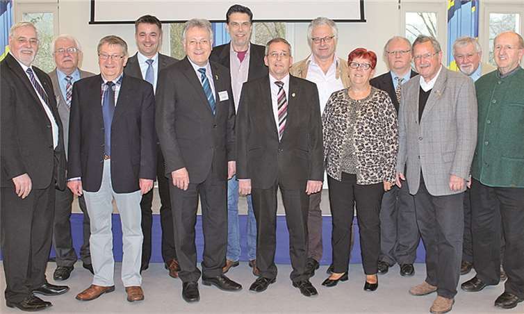 Der neue Vorstand des Chorverbands Rheinland Pfalz (von links): Karl Wolff (Präsident), Hans Jürgen Konrad (Schatzmeister), Helmut Velten (stellvertretender Verbandschorleiter), Tobias Hellmann (Vizepräsident), Peter Balmes (Vizepräsident), Dieter Meyer (Pressereferent), Wilfried Fischer (stellvertretender Schatzmeister), Raimund Schäfer (Regionalvorsitzender Region 1), Elisabeth Weber (stellvertretende Schriftführerin), Konstantin Rözel (Schriftführer), Peter Weiler (Regionalvorsitzender Region 2), Wolfgang Semmelweis (Regionalvorsitzender Region 5), Horst Peuter (Regionalvorsitzender Region 3).Corinna Simmerkuß