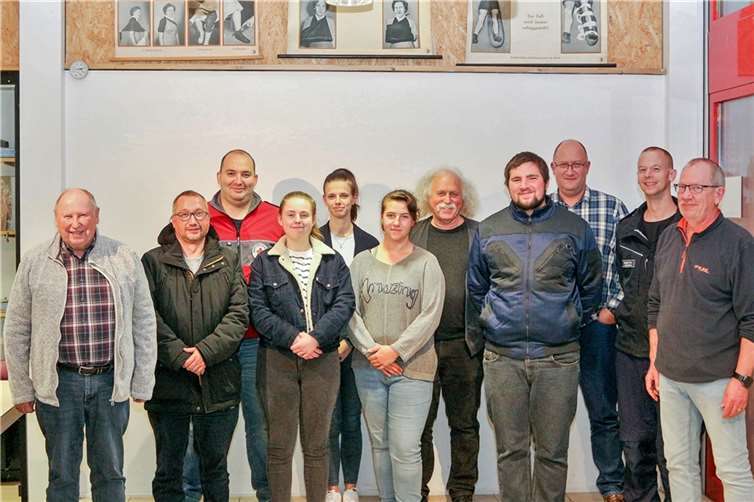 Der neue Vorstand des DRK-Ortsvereins Remagen e.V. (v. li): Beisitzer Karl-Jürgen Henkel, Kassenprüfer Jesse-Oliver Gust, Schatzmeister und kommissarischer JRK-Leiter Daniel Schmitz, Kassenprüferin Michelle Berlin, Schriftführerin Alyssa Nettekoven, Bereitschaftsleiterin Nadine Schmitz, Bereitschaftsarzt Thomas Hocke-Falcke, Beisitzer Manuel Jakobs, zweiter Vorsitzender Thorsten Trütgen, Bereitschaftsleiter Sören Frank und Vorsitzender Hans-Jörg Göhlmann. Foto: Adi Görres