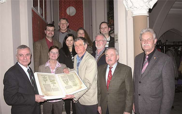 Der neue Vorstand des Denkmalvereins im Treppenhaus des Museums: Karl-Friedrich Amendt, Dirk Arnulf Meyer, Agnes Menacher, Gottfried Nonnast, Sarah Brötz, Hildegard Ginzler, Matthias Röcke, Tobias Kunze, Josef Erhardt, Franz Krämer und Peter Billig. RÜ