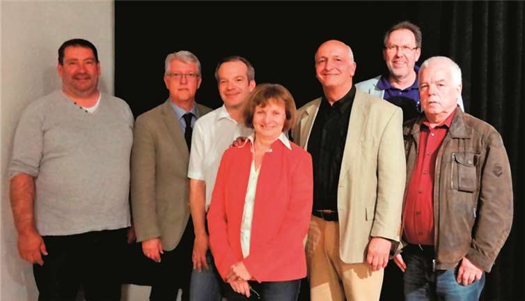 Der neue Vorstand des FAS: Heinz-Willi Hönighausen, Fritz Pacht, Präsident Ralf Rother, Kornelia Menden, Dirk Esch, Wolfgang Bellinghausen und Udo Krewinkel. privat