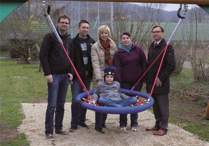 Der neue Vorstand des Fördervereins: Christian Neuhaus, Ingo Montermann, Elke Tibbe-Küch, Monika Bohr und Janusch Fischer vor der neuen Nestschaukel im Kindergarten.privat