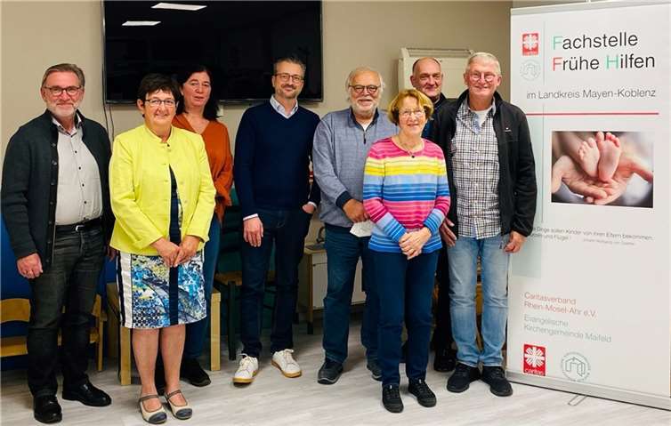 Der neue Vorstand des Fördervereins der Fachstelle Frühe Hilfen, (v. l. n. r): Werner Steffens (Geschäftsführung Caritasverband Rhein-Mosel-Ahr e. V.), Hildegard Becker (Beisitzerin), Andrea Feld (Schriftführerin), Christian Gassauer (Kassenwart), Harald Schmidt (Beisitzer), Ruth Cremer (Beisitzerin), Ingo Schrooten (Evangelische. Kirche Maifeld), Lothar Kalter (1. Vorsitzender).  Foto: Kerstin Rötering