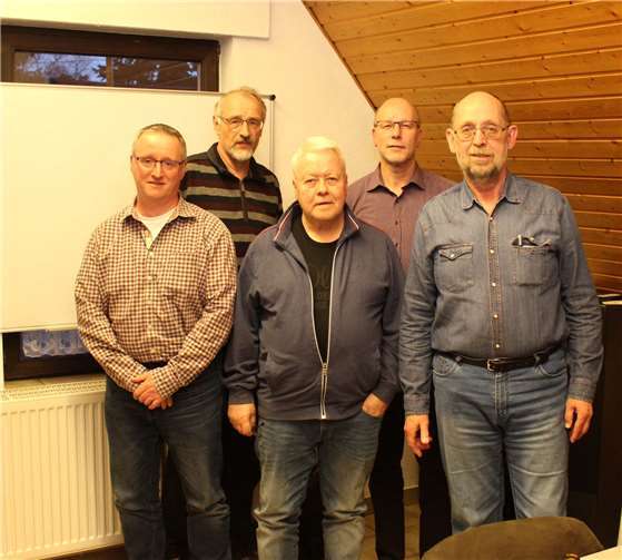 Der neue Vorstand des Fördervereins der Freiwilligen Feuerwehr Waldorf: (v.l.) Stefan Marx, Werner Krupp, Karl-Heinz Brenner (Zweiter Vorsitzender), Rainer Probst, Klaus Hameyer (Erster Vorsitzender). -WER-