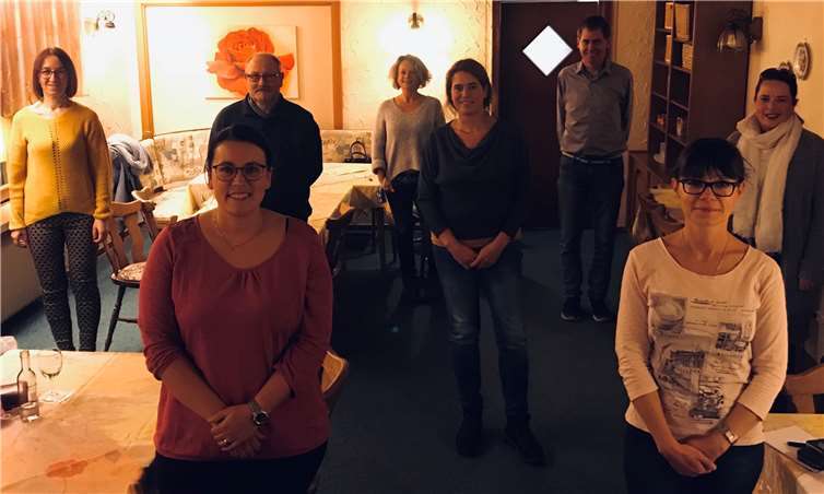 Der neue Vorstand des Fördervereins der Grundschule Rieden mit seinen beiden ausgeschiedenen Mitgliedern: (v.l.) Judith Britz, Kerstin Unnützer, Ehrenmitglied Lothar Müller, Schulleiterin Anke Groß, Anja Durben, Martin Müller, Jenny Rausch und Daniela Kranz. Fehlend auf dem Foto: Stefan Breil und Christina Marx. Foto: privat