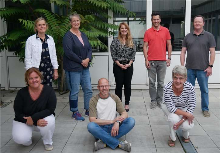 Der neue Vorstand des Fördervereins des MGL (von links hinten) Stefanie Thieme, Maren Röttgen, Sonja, Kosch, Ralf Weißenfels, Jürgen Kirschbaum; (von links vorne) Carin Lebenstedt, Andreas Neusinger, Ulrike Weiß (es fehlen auf dem Bild: Annette Förster und Thomas Schmacke). Foto: privat