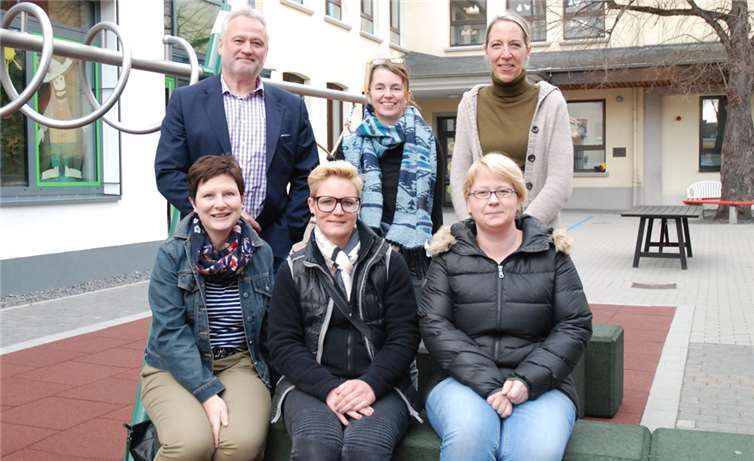 Der neue Vorstand des Fördervereins v.l.: Frank Günther, Manuela Meyer, Bettina Anedda, Schulleiterin Judith Oster, Nina Birk, Silvia Patzke. privat