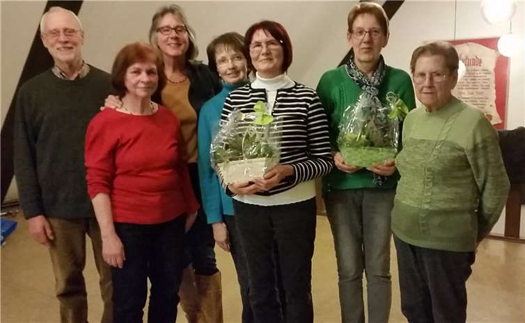 Der neue Vorstand des Frauenchors Frohsinn Vettelschoß mit Jubilarinnen (v.l.): Peter Kals, Ursula Kurrat, Inge Deutscher, Marga Buchmüller, Angelika Kittel, Hannelore Nitsch, Erika Prangenberg. privat