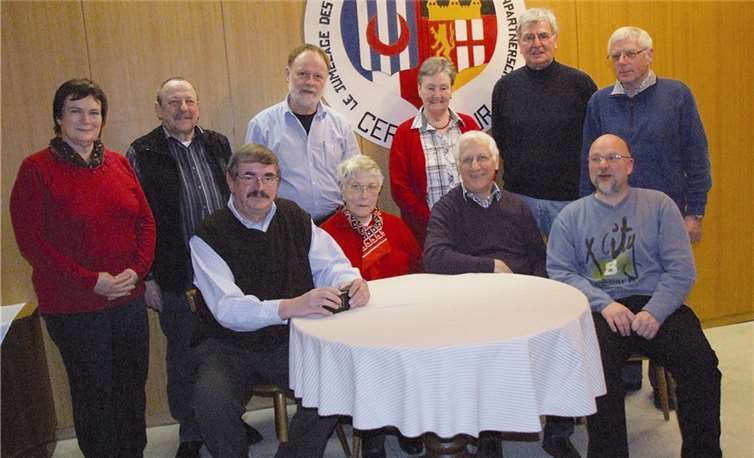 Der neue Vorstand des Freundschaftskreises Vallendar/Cercy-la-Tour: Sitzend v. l.: Präsident Wolfgang Helbach, Schriftführerin Inge Roß, Vizepräsidenten Erwin Wallrath und Rudolf Stein es fehlt Schatzmeisterin Sabine Veit; stehend v. l.: Die Beiratsmitglieder Sandra Scheuren, Manfred Nowak, Hardy Pfennig, Hedwig Dahlem, Ersnst Bösl, Dr. Günter Hermmann - es fehlt Helmut Herrmann. privat