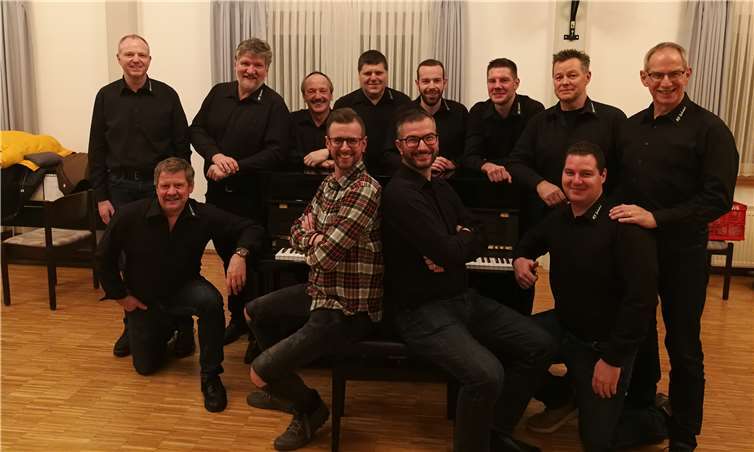 Der neue Vorstand des Gackenbacher Männerchores; in der Mitte sitzend: Chorleiter Marco Herbert (links) und der neue Vorsitzende Sebastian Weidenfeller (rechts).Foto: privat