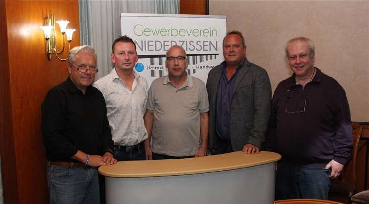 Der neue Vorstand des Gewerbevereins Niederzissen (v.li.n.re.): Thomas Selbach (Schriftführer), Thorsten Wilhelmi (2. Vorsitzender), Jörg Quirbach (2. Kassierer), Ralf Degen (1. Vorsitzender) und Hans Jörg Degen (1. Kassierer). WER