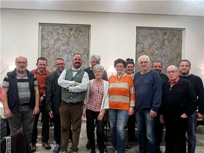 Der neue Vorstand des Heimatvereins (v. links): Rolf Schönewald (Beisitzer), Dominik Klein (Beisitzer), Hilko Pacyna-Heinen (Schriftführer), Karl Heinen (stellvertr. Vorsitzender), Andreas Geschier (Beisitzer), Anne Horst (Schatzmeisterin), Ingrid Derra (1. Vorsitzende); Carlotta Müller (Beisitzerin), Dr. Volker Lilienthal (Beisitzer), Klaus Terporten (Beisitzer), Rainer Sturm (Beisitzer), Stefan Grosser (Beisitzer). Es fehlt Iris Terporten (Beisitzerin).  Fotos: privat