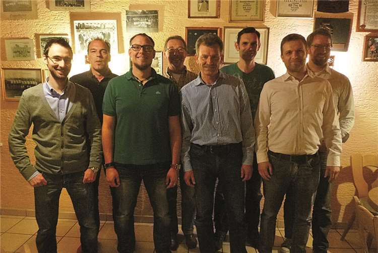 Der neue Vorstand des Husarencorps Grün-Weiß: v.l. Hendrik Derek, Hubertus Kirschbaum, Markus Zimmermann, Gerd Hoppen, Nihat Kökce, Sebastian Genz, Tobias Derek und Kai Augsburg; es fehlen Wolfgang Brockhaus, Otto Stümper, Andreas Kamp und Brunhilde Klein.privat