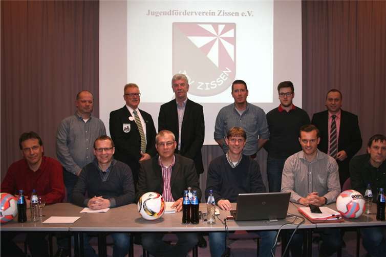 Der neue Vorstand des JFV Zissen mit Bürgermeister Johannes Bell und den Ortsbürgermeistern Rolf Hans und Eugen Schmitt.