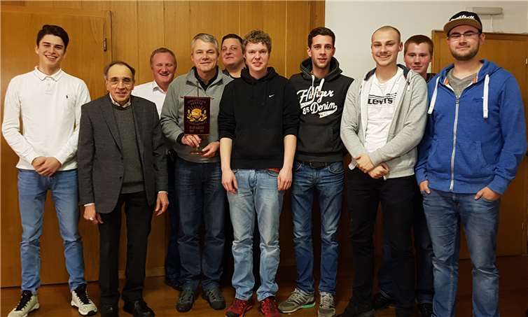 Der neue Vorstand des Junggesellenvereins Kripp um den Vorsitzenden Marc Boes (Mitte) und Präses Pastor Johannes Steffens (Zweiter von links).AB