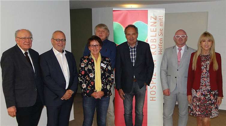 Der neue Vorstand des Koblenzer Hospizvereins e.V.: Foto v.l.n.r.: Helmut Kusche, Herbert Bocklet, Heike Kautz, Dr. Harald Senft, Clemens Rouget, Thomas Peters, Ingrid Heyer. Es fehlen Heide Prinzessin von Hohenzollern und Dr. Jürgen Prusseit.Foto: privat