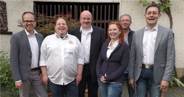 Der neue Vorstand des Linzer Elferrats stellt sich vor: Stv. Kassierer Philipp Amberg (v.li.), Kassierer Jan Röser, Kommandant Martin Flöck, Geschäftsführerin Simone Trossen, Zeugwart Martin Speich und Stv. Kommandant Bernd Mohr. Foto: privat