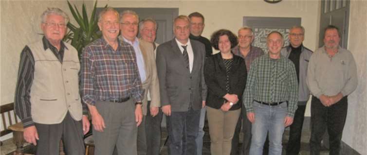 Der neue Vorstand des MGV: v.l. Herbert Pawlak, Helmut Lembeck, Heinz-Peter Bell, Hermann Jungen, Erwin Ritterrath, Rudi Ebeling, Chorleiterin Andrea Ernst, Helmut Schuld, Andreas Stenzhorn, Jürgen Münch und Georg Schyboll. privat