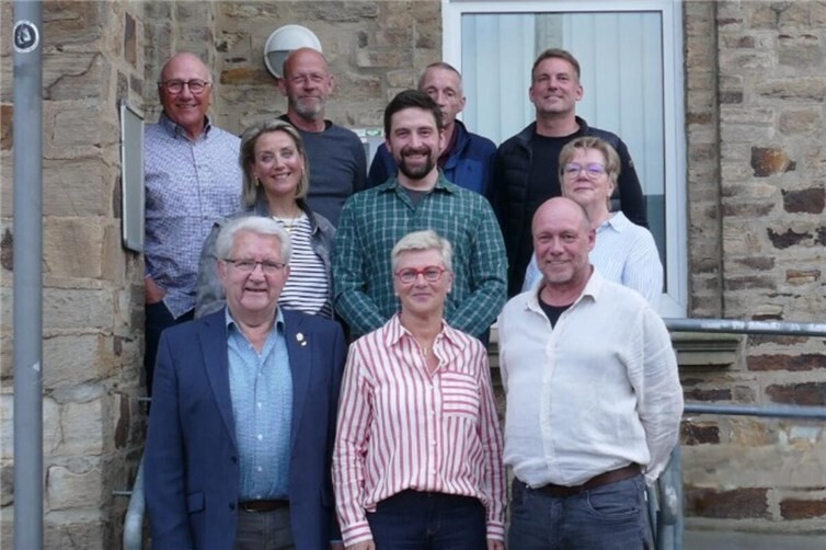 Der neue Vorstand des SV Walporzheim hintere Reihe: Gregor Sebastian, Olaf Witthaus, Frank Krupp und Thomas Dederich, mittlere: Reihe Katharina Dederich, Jugendleiter Christopher Krah und Inge Fenioux, vordere Reihe die Vorsitzenden Edgar Flohe, Annette Sebastian und Jürgen Schumacher (jeweils v. l.n. r.).