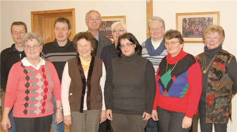 Der neue Vorstand des St. Marien-Kirchenchors. (V.l.) Jochen Rohm, Brigitte Schmitz, Klaus Kurp, Ellen Probst, Dechant Dr. Meyer, Carmen Gross, Carmen Scheuren, Maria Höhl, Maria Muschinski, Brunhild Meyer. Es fehlen im Bild: Markus Seelbach, Inge Schmiz.  FA