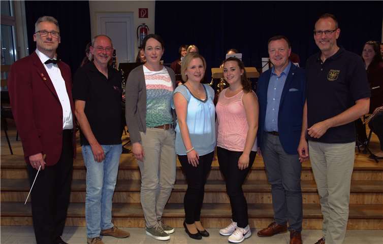 Der neue Vorstand des Stadtorchesters und seine Dirigenten: Jugendorchesterdirigent Christoph Herche, Walter Spurzem, Ruth Mertens, Christine Karbach, Kerstin Podschadly, Musikdirektor Bertram Kleis und der Vorsitzende Volker Montermann (v. l.).Foto: privat